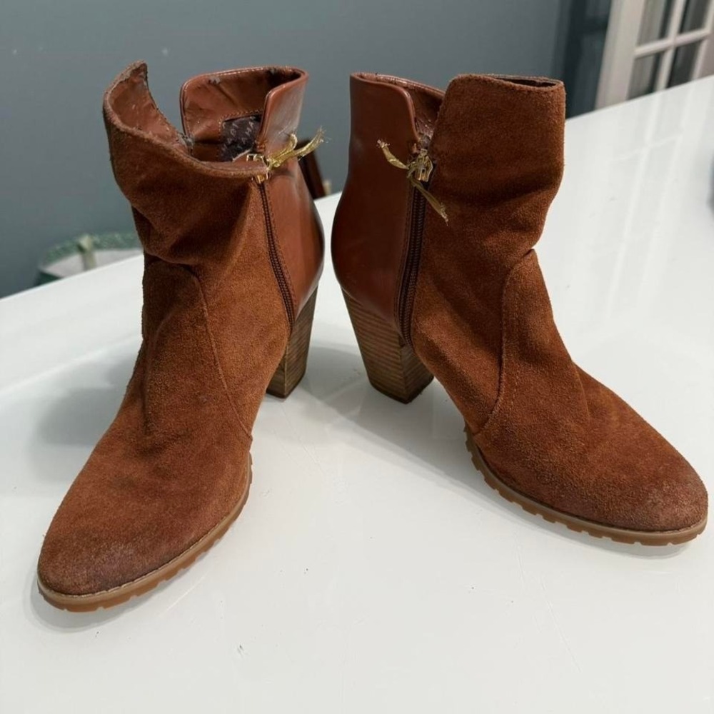 🤎 Tahari "Glenn" Brown Leather + Suede Block Heel Boots – Size 8.5M